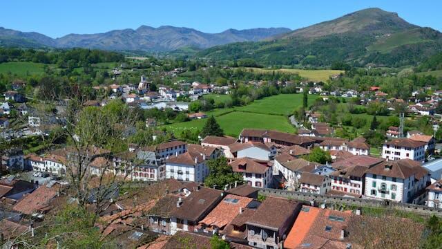 Communes de la région Nouvelle-Aquitaine. Le zonage, instauré il y a plusieurs années pour réduire les inégalités géographiques dans l’accès aux soins, est un dispositif qui classe en 5 zones les différentes communes. Il existe des zones très sous- dotées, sous dotées, intermédiaires, très-dotées, sur-dotées.